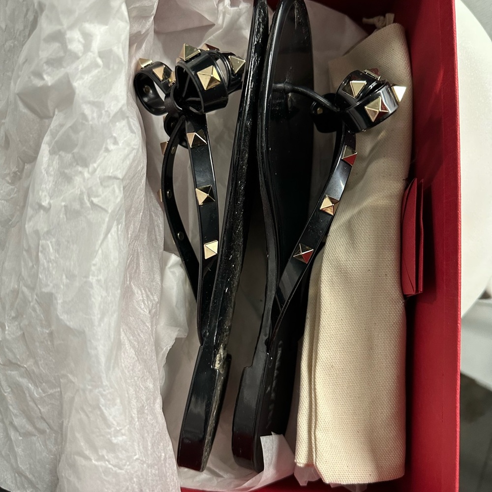 rockstud jelly thong sandals